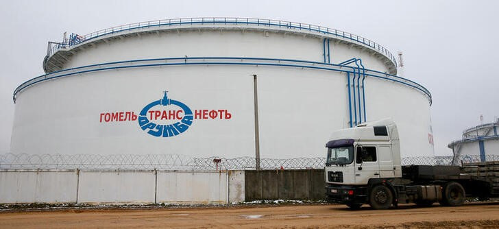 &copy; Reuters. Imagen de archivo de un tanque de almacenamiento en la estación de bombeo Gomel Transneft, que mueve crudo a través del oleoducto Druzhba hacia Europa, cerca de Mozyr, Bielorrusia. 4 enero 2020. REUTERS/Vasily Fedosenko