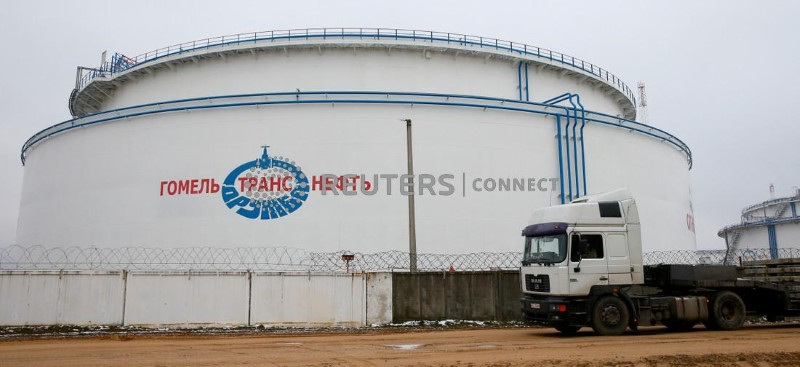 &copy; Reuters. Un serbatoio di stoccaggio della stazione di pompaggio Gomel Transneft connessa col gasdotto Druzhba, vicino Mozyr, in Bielorussia. 4 gennaio 2020.  REUTERS/Vasily Fedosenko/File Photo