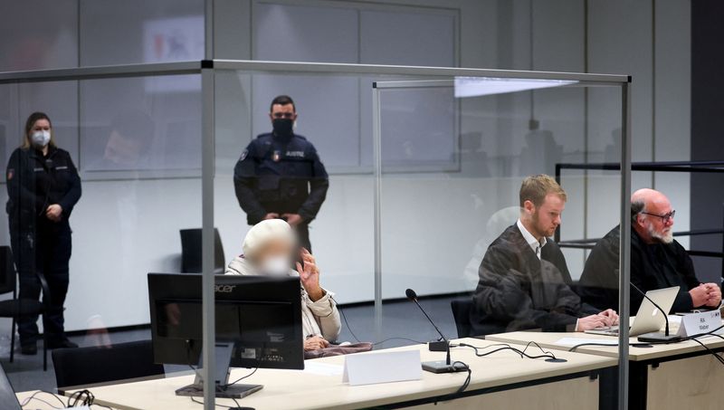 © Reuters. إرمجارد فورخنر أثناء محاكمتها في ألمانيا يوم الثلاثاء. صورة لرويترز من ممثل لوكالات الأنباء. طمس المصدر أجزاء من الصورة. تطلب المحكمة الألمانية أن يكون وجه المدعى عليها لا يمكن التعرف عليه.

