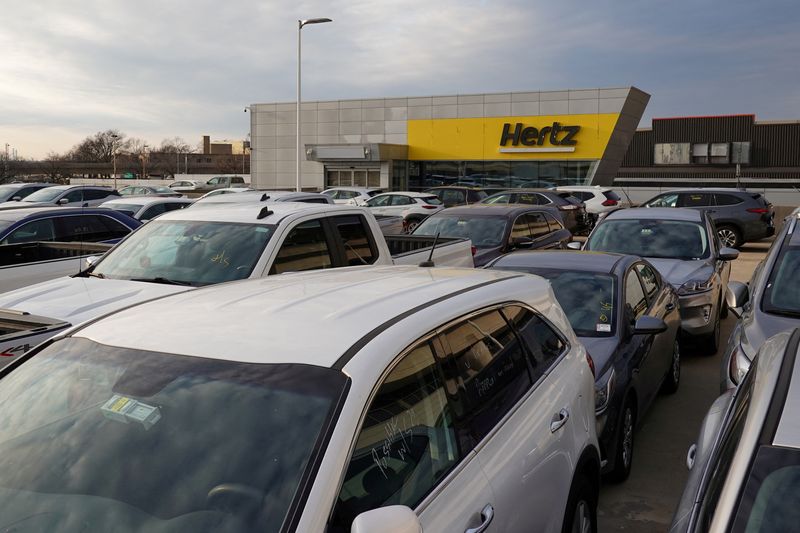 &copy; Reuters. FILE PHOTO: Cars are parked near Hertz car rental signage at John F. Kennedy International Airport in Queens, New York City, U.S., March 30, 2022. REUTERS/Andrew Kelly