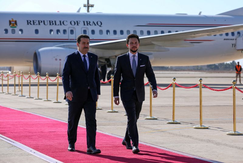 &copy; Reuters. ولي عهد الأردن الأمير الحسين يسير بجوار رئيس الوزراء العراقي محمد شياع السوداني لدى وصوله إلى مطار الملكة علياء في عمان يوم الثلاثاء بصورة 