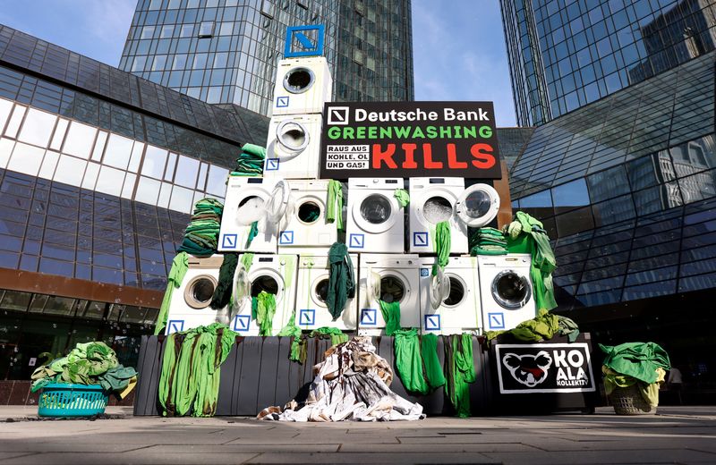 &copy; Reuters. Activists place washing machines in front of the Deutsche Bank headquarters to protest against greenwashing during Deutsche Bank AG Annual Shareholders Meeting in Frankfurt, Germany, May 19, 2022.     REUTERS/Heiko Becker