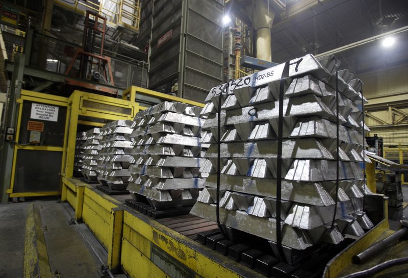 &copy; Reuters. FOTO DE ARCHIVO: Lingotes de aluminio que se fundirán y se convertirán en carcasas de motor se ven durante una visita a la planta de motores de automoción de Honda en Anna, Ohio, Estados Unidos. 11 de octubre, 2012. REUTERS/Paul Vernon/Archivo