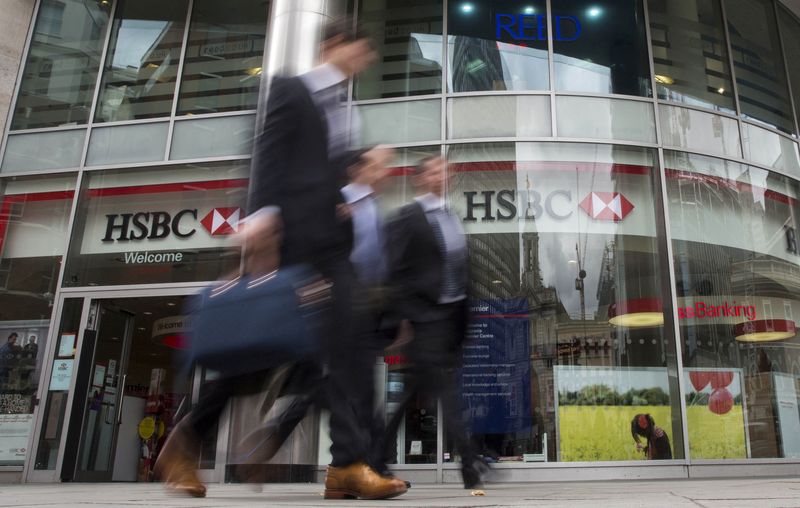 &copy; Reuters. FILE PHOTO: People walk past a branch of HSBC bank in central London, Britain June 09, 2015.  REUTERS/Neil Hall