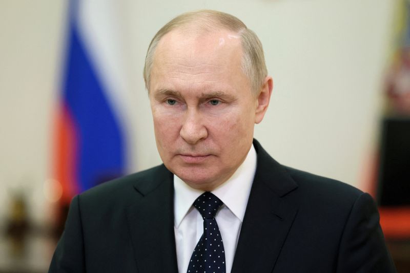 &copy; Reuters. Le président russe Vladimir Poutine félicite les agents et les vétérans des services de sécurité à l'occasion de la Journée des travailleurs des agences de sécurité, par liaison vidéo à Moscou. /Photo publiée le 20 décembre 2022/REUTERS/Sput
