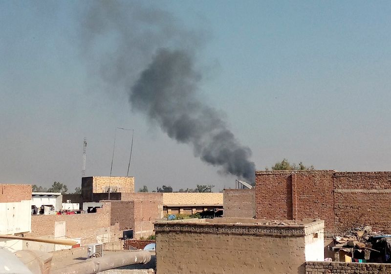 © Reuters. دخان يتصاعد من منطقة المقر العسكري في بانو بباكستان يوم الثلاثاء. تصوير: زاهد محمد - رويترز