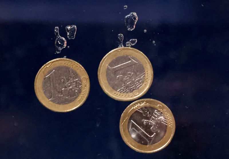 &copy; Reuters. FILE PHOTO: Euro coins plunge into water in this illustration taken, May 23, 2022. REUTERS/Dado Ruvic/Illustration