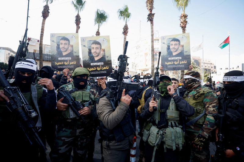 © Reuters. فلسطينيون بينهم عدد من المسلحين خلال مشاركتهم في احتجاج في رام الله في اعقاب وفاة المعتقل الفلسطيني ناصر أبو حميد يوم الثلاثاء. تصوير: محمد تركمان - رويترز