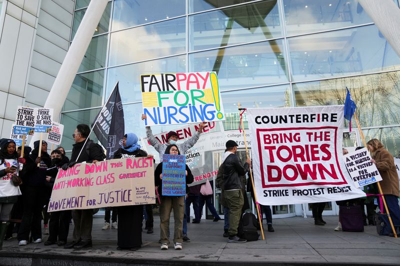 © Reuters. NHS nurses hold placards during a strike, amid a dispute with the government over pay, outside University College Hospital in London, Britain December 20, 2022. REUTERS/Maja Smiejkowska