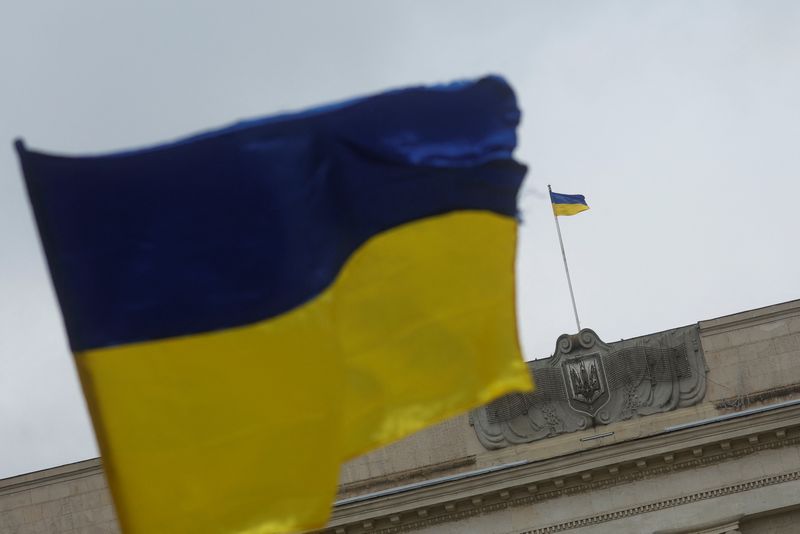 &copy; Reuters. FOTO DE ARCHIVO: Una bandera nacional ondea sobre un edificio de la administración regional después de la retirada de Rusia de Kherson, en el centro de Kherson, Ucrania 13 de noviembre 2022.  REUTERS/Valentyn Ogirenko