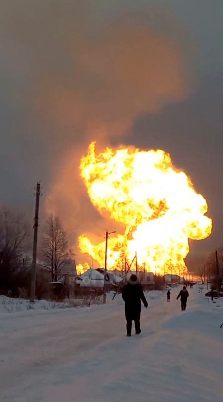 © Reuters. A view shows blaze from a ruptured gas pipeline near the village of Yambakhtino in the Chuvash Republic, Russia December 20, 2022, in this still image obtained from a social media video. PRO GOROD 21 CHUVASH Telegram Channel/via REUTERS THIS IMAGE HAS BEEN SUPPLIED BY A THIRD PARTY. MANDATORY CREDIT. NO RESALES. NO ARCHIVES.
