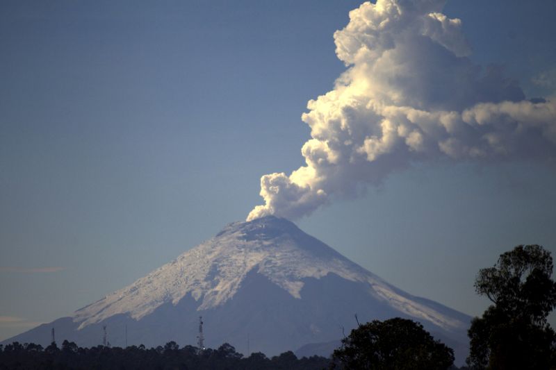 &copy; Reuters. FOTO DE ARCHIVO: El volcán Cotopaxi, uno de los volcanes activos más altos del mundo, en Ecuador, visto desde Quito, el 26 de octubre 2015. REUTERS/Guillermo Granja