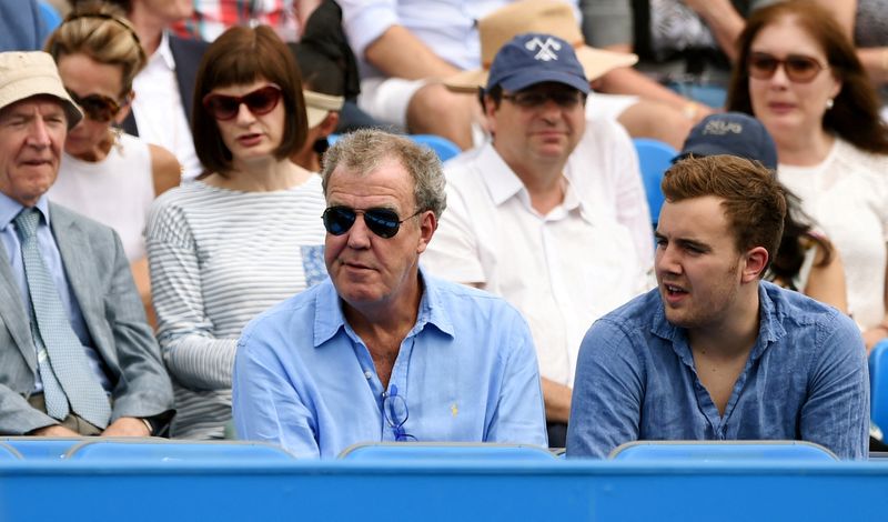 &copy; Reuters. FOTO DE ARCHIVO: El presentador de televisión Jeremy Clarkson observa desde las gradas durante el torneo de tenis del Club Queen de Londres, Reino Unido. Action Images via Reuters /Tony O'Brien/Archivo