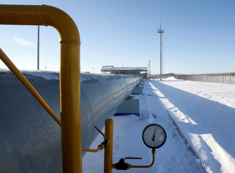 &copy; Reuters. FOTO DE ARCHIVO: Una tubería de gas con un medidor en la estación de bombeo de Sudzha del monopolio ruso de exportación de gas Gazprom, el 13 de enero, 2009. REUTERS/Denis Sinyakov/Foto de Archivo