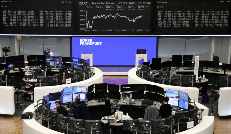 &copy; Reuters. شاشة إلكترونية تعرض حركة تداول الأسهم في مؤشر داكس الألماني في بورصة فرانكفورت يوم الثلاثاء. تصوير : رويترز .  