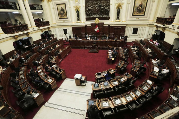 &copy; Reuters. FOTO DE ARCHIVO. Legisladores peruanos asisten a una sesión en el Congreso cuando la nueva presidenta Dina Boluarte ofreció un plan para adelantar las elecciones, luego de que la destitución de su antecesor Pedro Castillo desencadenara protestas que ha