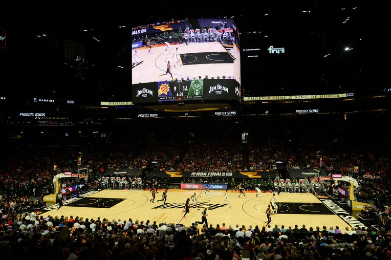 &copy; Reuters. FOTO DE ARCHIVO. Vista general mientras los Phoenix Suns juegan contra los Milwaukee Bucks durante la primera mitad del segundo juego de las Finales de la NBA de 2021 en el Phoenix Suns Arena, Fénix, Arizona, Estados Unidos. 8 de julio de 2021. Crédito 