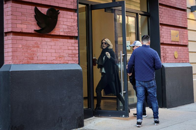 &copy; Reuters. FILE PHOTO: Twitter employees are seen entering the offices in New York City, U.S., November 9, 2022. REUTERS/Brendan McDermid