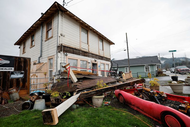 &copy; Reuters. 米西部カリフォルニア州北部沖で２０日未明にマグニチュード（Ｍ）６．４の地震が発生した。橋や道路などに亀裂が生じたほか、広域で停電が続いている。米津波警報システムは、津波発