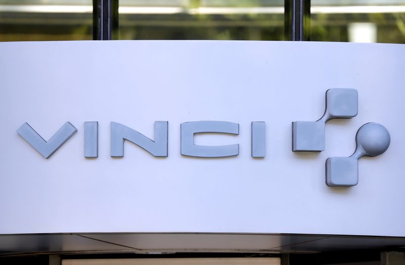 &copy; Reuters. FILE PHOTO: The logo of Vinci is pictured at the company's headquarters in Rueil-Malmaison near Paris, France, April 22, 2020. REUTERS/Charles Platiau