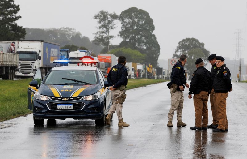 &copy; Reuters. Viatura e agentes da Polícia Rodoviária Federal durante bloqueio de estrada feito por caminhoneiros em Curitiba
01/11/2022 REUTERS/Rodolfo Buhrer