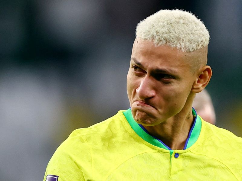 &copy; Reuters. ريتشارليسون مهاجم البرازيل يبكي عقب خروج فريقه من  دور الثمانية لكأس العالم لكرة القدم  2022 أمام كرواتيا في التاسع من ديسمبر كانون الأول 2022. ت