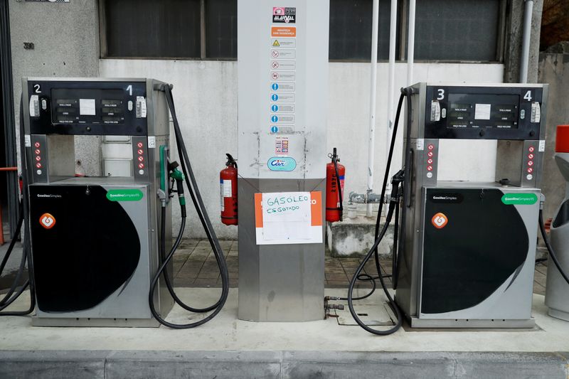&copy; Reuters. FILE PHOTO: A placard reading "Diesel sold out" is seen at a gas station in Porto, Portugal April 17, 2019.  REUTERS/Rafael Marchante