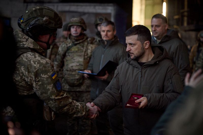 &copy; Reuters. El presidente de Ucrania, Volodímir Zelenski, premia a un miembro del servicio ucraniano en una posición en la ciudad de Bajmut, en la línea del frente, en medio del ataque de Rusia contra Ucrania, en la región de Donetsk, Ucrania. 20 de diciembre, 20