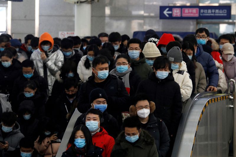 &copy; Reuters. أشخاص يرتدون كمامات داخل محطة مترو أنفاق في وقت الذروة ببكين يوم الثلاثاء. تصوير: تينجشو  وانغ - رويترز.