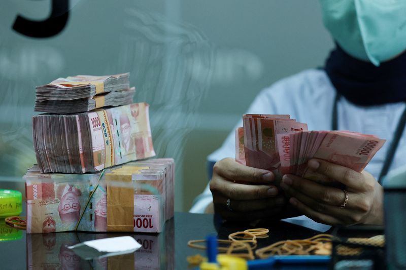 &copy; Reuters. FILE PHOTO: A teller counts Indonesian rupiah bank notes at a money changer in Jakarta, Indonesia, October 14, 2022. REUTERS/Willy Kurniawan