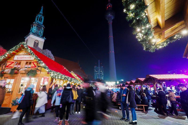 &copy; Reuters. FILE PHOTO: People visit the Christmas market at Alexanderplatz in Berlin, Germany, November 23, 2022. REUTERS/Michele Tantussi