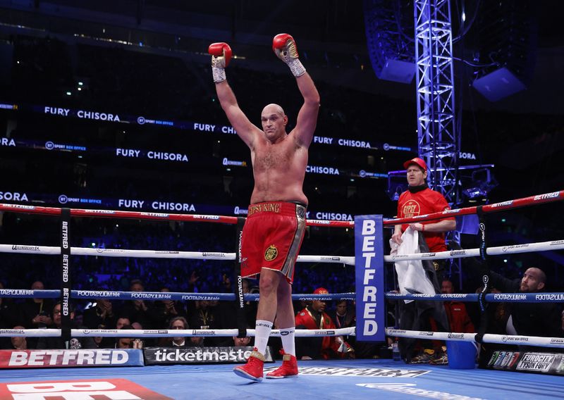 &copy; Reuters. الملاكم البريطاني تايسون فيوري  يحتفل بفوزه في النزال على تشيسورا في استاد توتنهام هوتسبير بلندن بتاريخ الثالث من ديسمبر كانون الأول 2022. تص