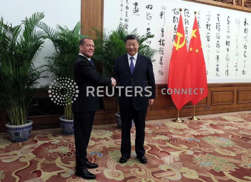 &copy; Reuters. Il vicepresidente del Consiglio di Sicurezza russo Dmitry Medvedev e il presidente cinese Xi Jinping si incontrano a Pechino. 21 dicembre2022. Sputnik/Yekaterina Shtukina/Pool via REUTERS ATTENTION EDITORS - THIS IMAGE WAS PROVIDED BY A THIRD PARTY.