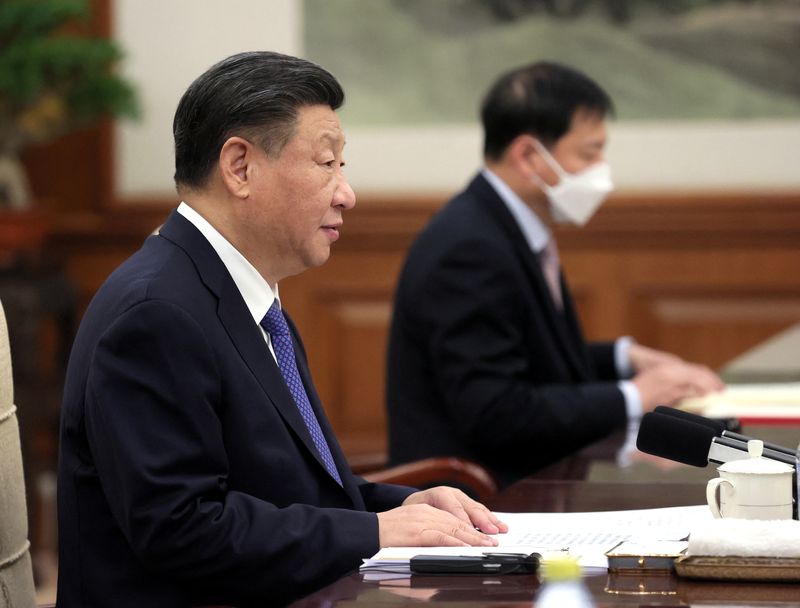 &copy; Reuters. الرئيس الصيني شي جين بينغ خلال اجتماع مع رئيس حزب روسيا المتحدة ديمتري ميدفيديف في بكين يوم الأربعاء. صورة لرويترز من ممثل لوكالات الأنباء.