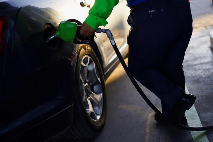 &copy; Reuters. 　１２月２１日、経済産業省は、ガソリン補助金の上限を２０２３年１月から２円ずつ段階的に引き下げると発表した。写真はメキシコのシウダー・フアレスで３月１４日撮影（２０２２年