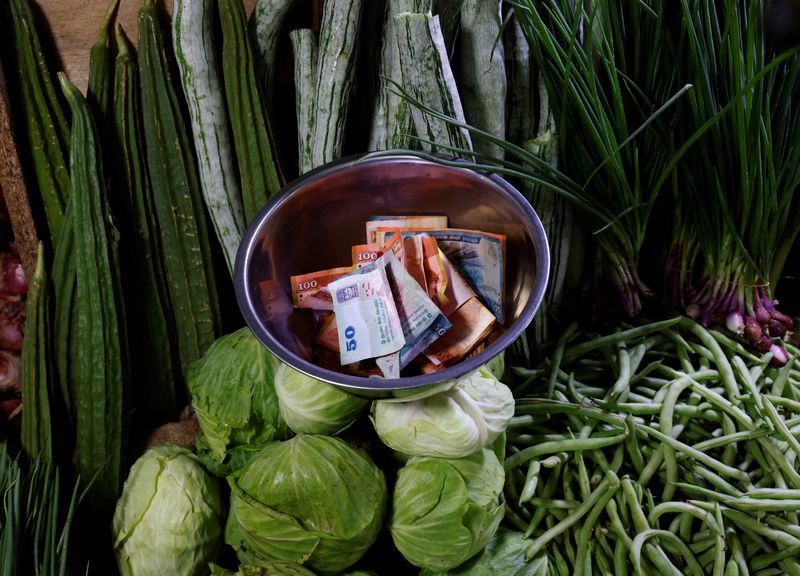 &copy; Reuters. FILE PHOTO: Sri Lankan rupees are seen in a bowl at a vegetable vendor's shop amid the rampant food inflation, amid Sri Lanka's economic crisis, in Colombo, Sri Lanka, July 29 , 2022. REUTERS/Kim Kyung-Hoon