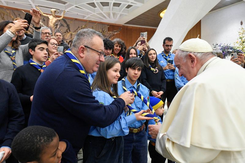 © Reuters. Pope Francis meets people and children as he attends the weekly general audience at the Vatican, December 21, 2022.  Vatican Media/­Handout via REUTERS    ATTENTION EDITORS - THIS IMAGE WAS PROVIDED BY A THIRD PARTY.