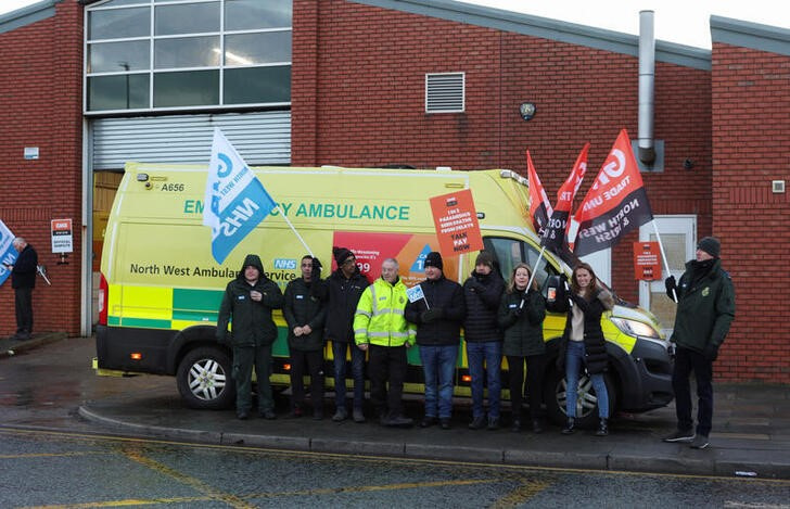 &copy; Reuters. Trabajadores de ambulancias participan en una huelga por los salarios en el Royal Liverpool University Hospital de Liverpool, Reino Unido. 21 diciembre 2022. REUTERS/Phil Noble