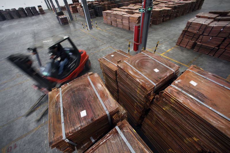 &copy; Reuters. FOTO DE ARCHIVO: Un trabajador carga cátodos de cobre en un almacén cerca del puerto de aguas profundas de Yangshan, al sur de Shanghai, China. 23 de marzo, 2012. REUTERS/Carlos Barria/Archivo