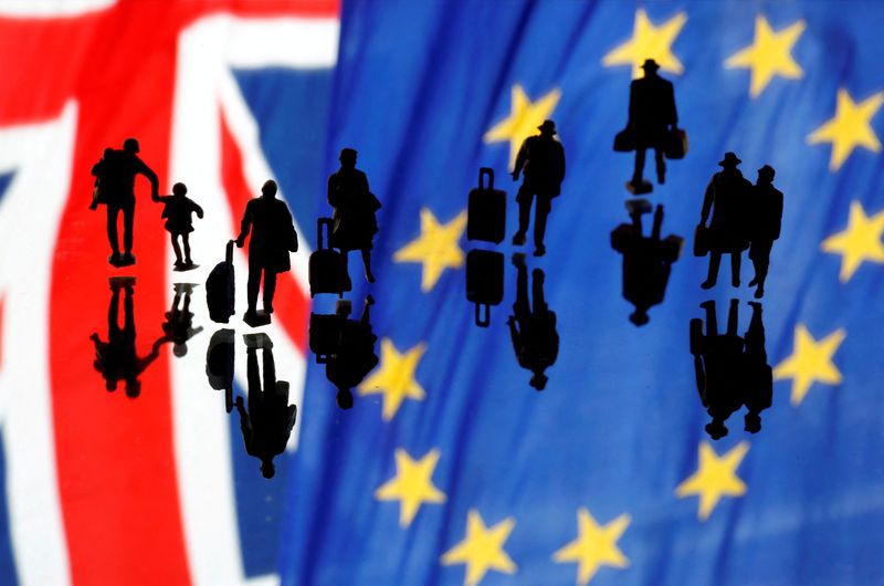 &copy; Reuters. FOTO DE ARCHIVO. Imagen de ilustración de pequeñas figuras de juguete delante de banderas desplegadas de Reino Unido y la Unión Europea. 17 de octubre de 2019. REUTERS/Dado Ruvic