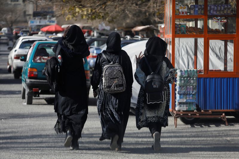 &copy; Reuters. طالبات أفغانيات تسرن بالقرب من جامعة كابول في كابول يوم الأربعاء. تصوير: علي خارا - رويترز.