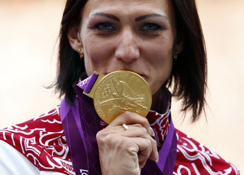 &copy; Reuters. العداءة الروسية ناتاليا أنتيوخ تقبل ميداليتها الذهبية خلال حفل تتويجها في سباق 400 متر حواجز للسيدات في دورة الألعاب الأولمبية بلندن 2012  في ص