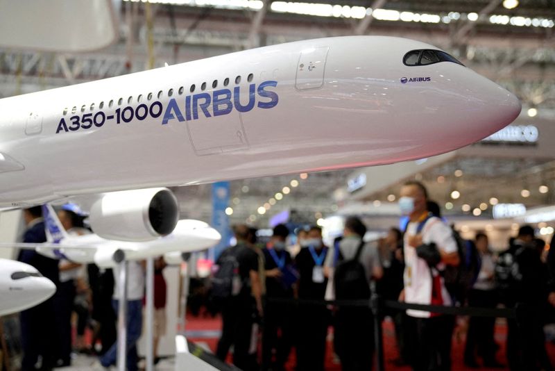&copy; Reuters. Une maquette d'un avion de ligne Airbus A350-1000 est exposée lors du Salon international de l'aviation et de l'aérospatiale de Chine. /Photo prise le 28 septembre 2021/REUTERS/Aly Song