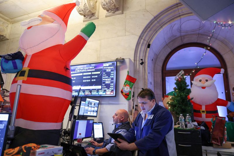 &copy; Reuters. متعاملون يتابعون حركة تداول الأسهم في بورصة نيويورك في 14 ديسمبر كانون الأول 2022 . تصوير : أندرو كيللي- رويترز . 