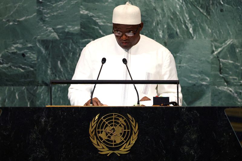 © Reuters. رئيس جامبيا أداما بارو يتحدث أمام اجتماع الجمعية العامة للأمم المتحدة في نيويورك في 22 سبتمبر أيلول 2022. تصوير : مايك سيجر - رويترز .  