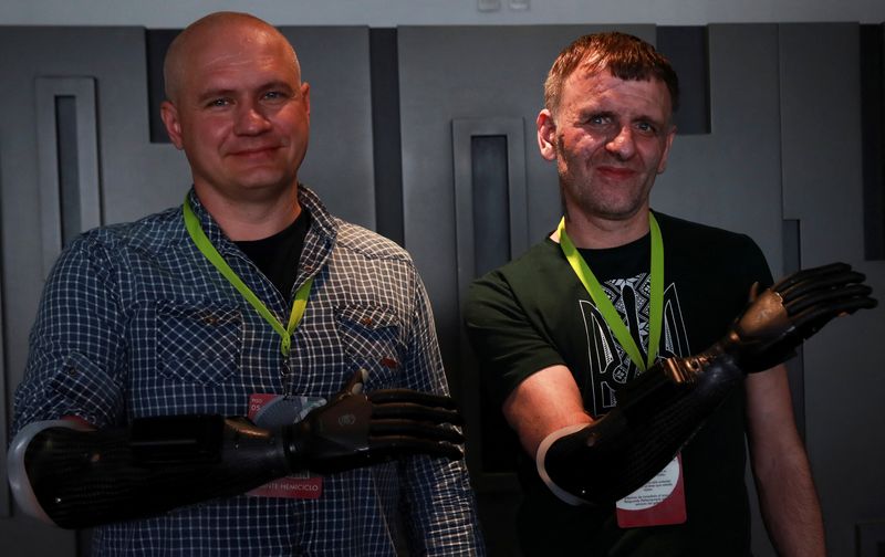 &copy; Reuters. Oleh y Danylo, dos soldados ucranianos que perdieron un brazo durante la guerra con Rusia, posan con una prótesis "biónica" hecha a medida para ellos por médicos de Human Assistive Technologies, durante una visita al edificio del Senado en Ciudad de M