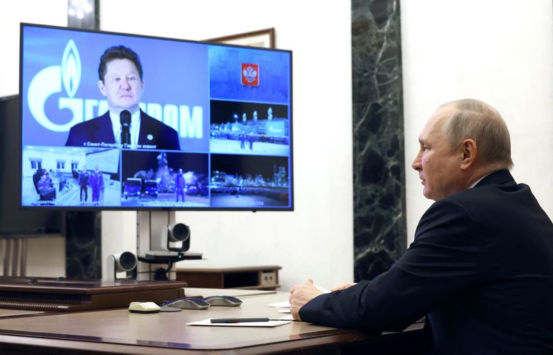 © Reuters. الرئيس الروسي فلاديمير بوتين يشارك - عبر تقنية الفيديو- في تدشين حقل غاز رئيسي جديد في سيبيريا يوم الأربعاء  لنقل الغاز الروسي إلى الصين. صورة من ممثل لوكالات الأنباء . 