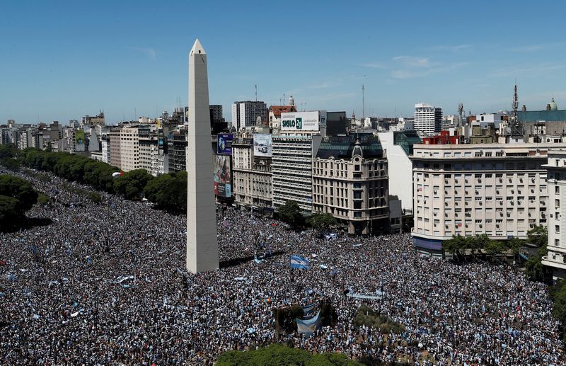 &copy; Reuters. Multidão no entorno do Obelisco, em Buenos Aires, para comemorar o título mundial da Argentina
20/12/2022
REUTERS/Agustin Marcarian