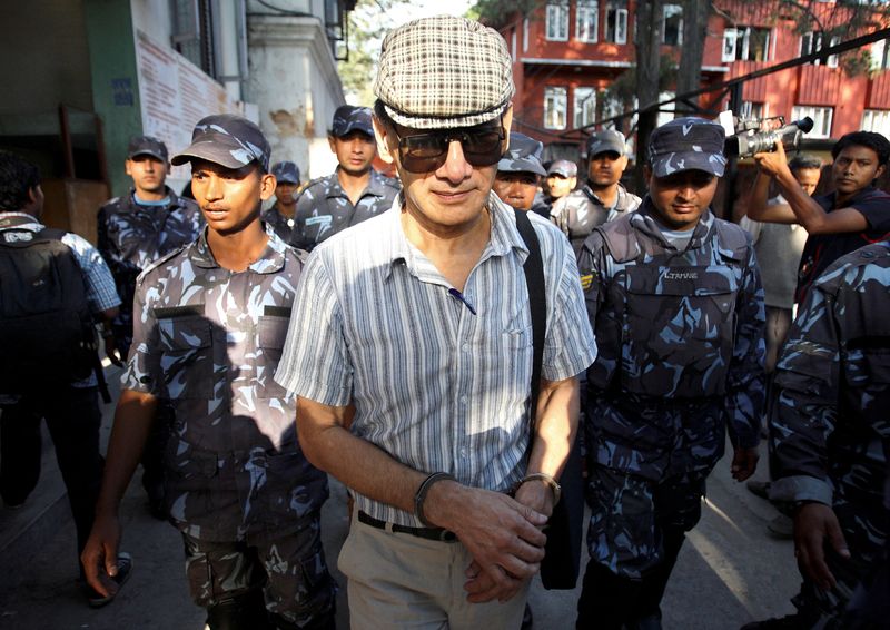 &copy; Reuters. FOTO DE ARCHIVO: El asesino en serie francés Charles Sobhraj abandona el tribunal del distrito de Katmandú tras su audiencia en Katmandú, Nepal. 31 de mayo, 2011. REUTERS/Navesh Chitrakar/Archivo.