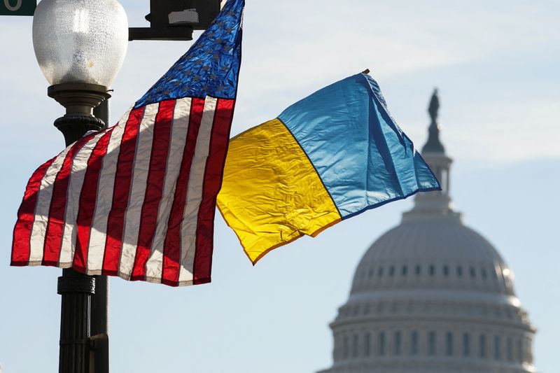 © Reuters. Ukrainian and U.S. flags are flown along Pennsylvania Avenue leading to the U.S. Capitol ahead of a visit by Ukraine's President Volodymyr Zelenskiy for talks with U.S. President Joe Biden and an address to a joint meeting of Congress in Washington, U.S., December 21, 2022. REUTERS/Kevin Lamarque